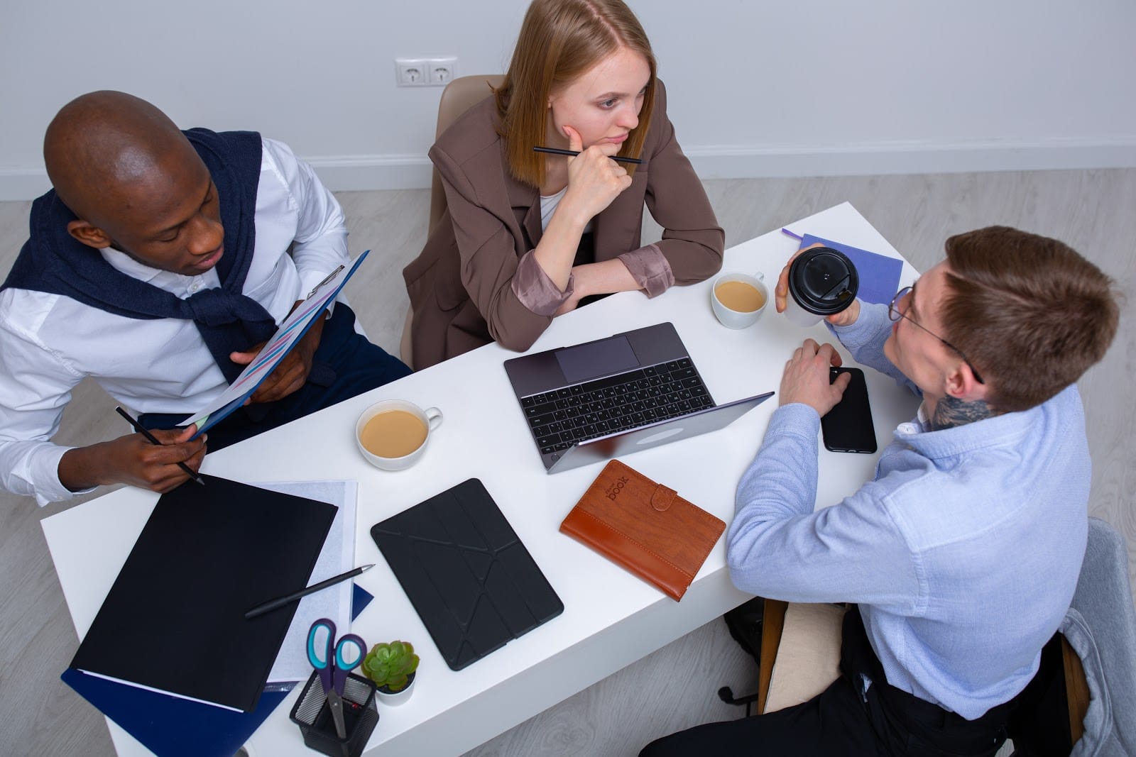 Pessoas conversando sobre as tendências de marketing digital