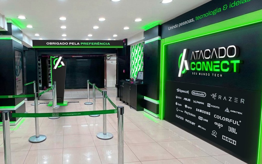 Fachada da loja Atacado Connect com o logotipo e o símbolo da marca aplicados em letreiro iluminado, projeto de rebranding da BDDB.ag
